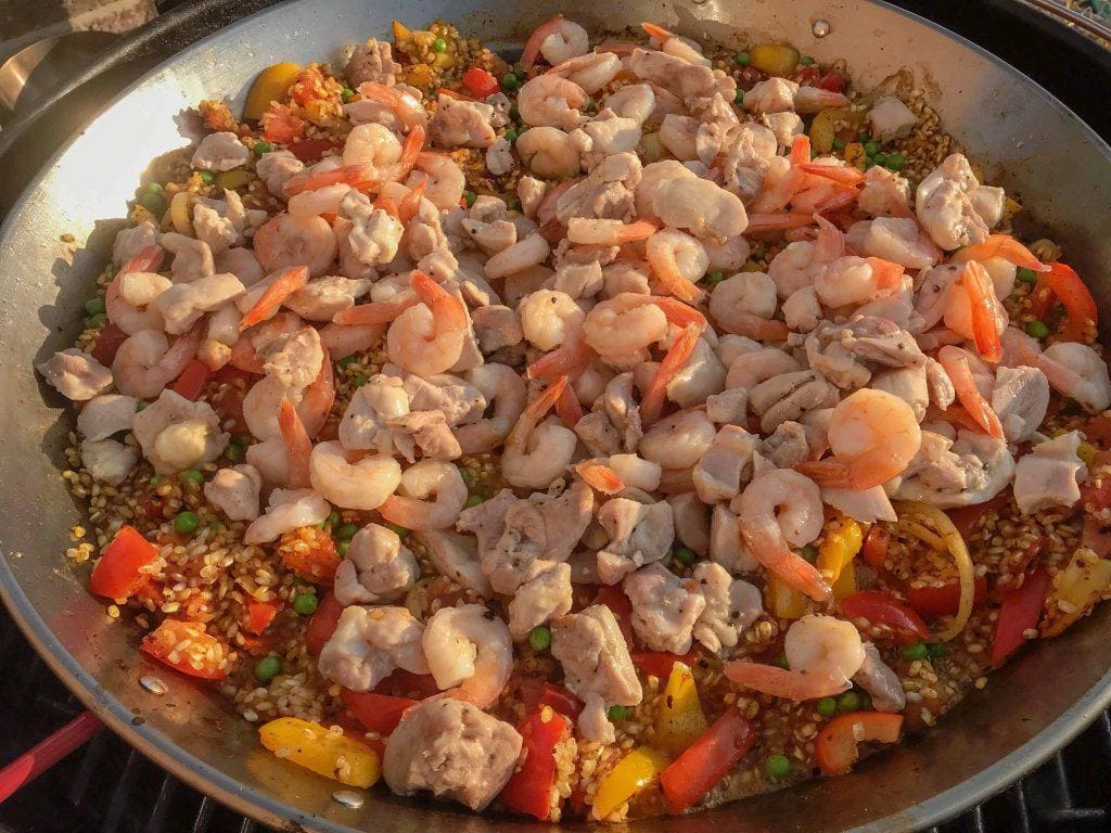 Spaanse paella met kippendij en garnalen