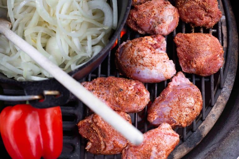 Stoofpotje van Iberico varkenswangen in een dutch oven op een kamado