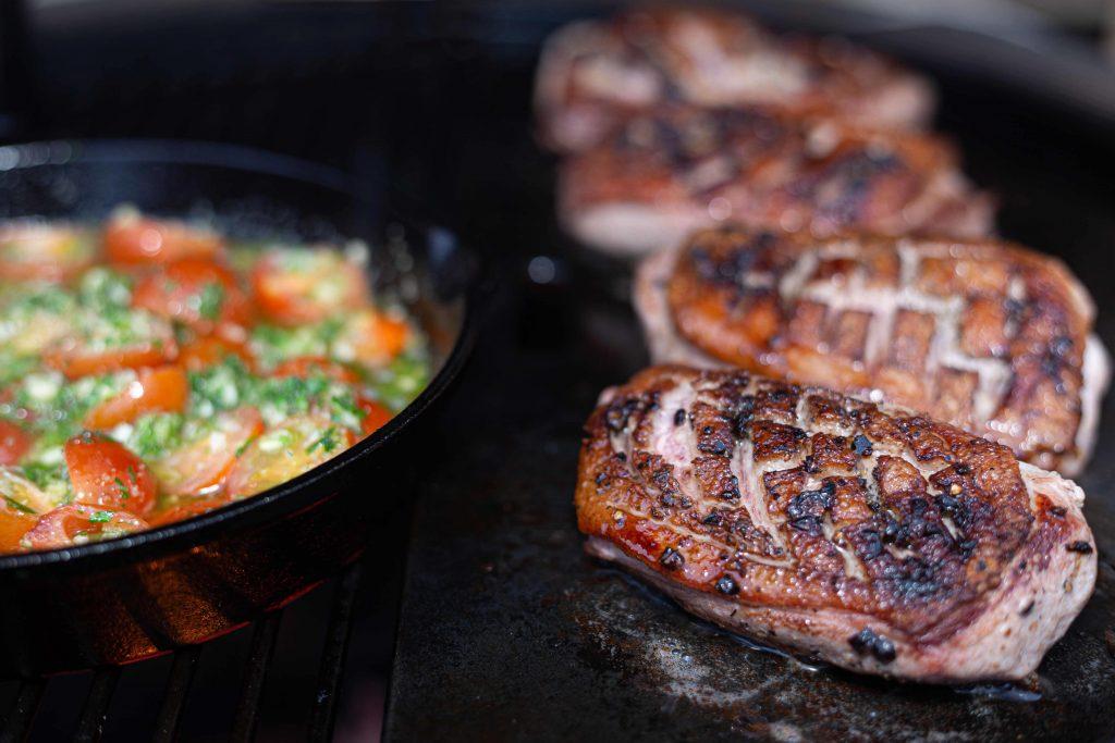 Gegrilde eendenborst met jeneverbessen op de kamado