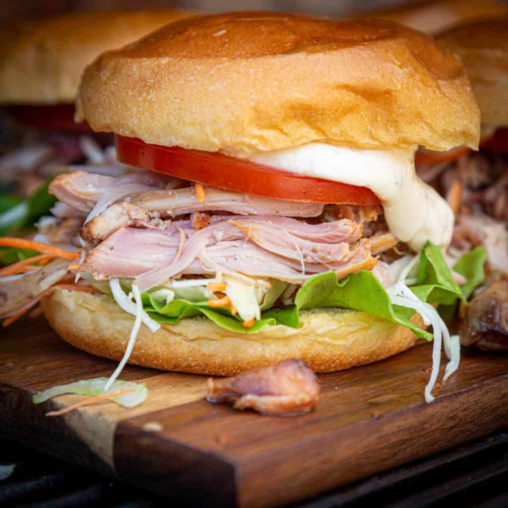 Hamburger van de barbecue met kip Chicken burger met sla en tomaat