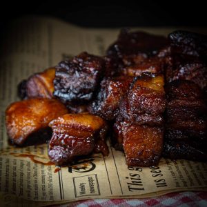 burnt end van varkensbuik op de bbq gemaakt