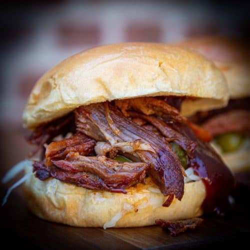 burger van de barbecue met pulled pork