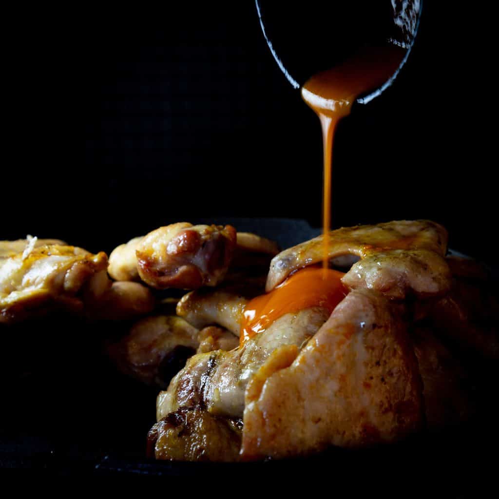 chicken wings buffalo met pittige  saus er over