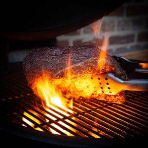 Picanha staartstuk van rund grillen in het hete vuur.