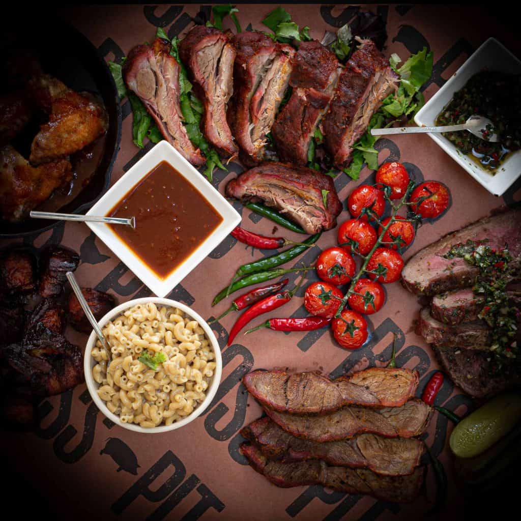 BBQ schotel met reverse seared picanha, oosters builkspek, whisky buffalo wings, rum ribben en chuck roast brisket